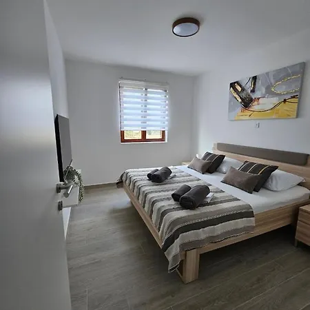 Jandom Apartman *