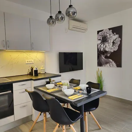 Jandom Apartment *